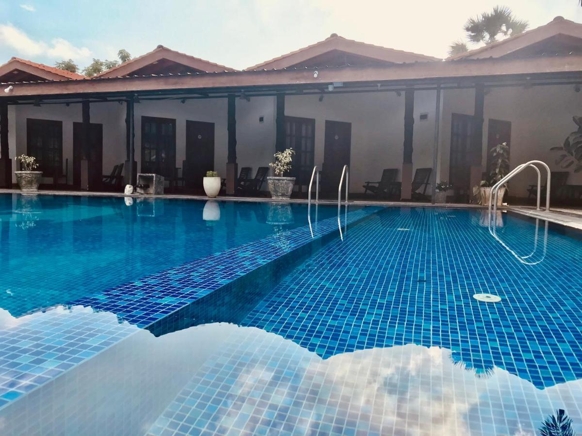 Paris Garden Resort Trikunamalaja Zewnętrze zdjęcie