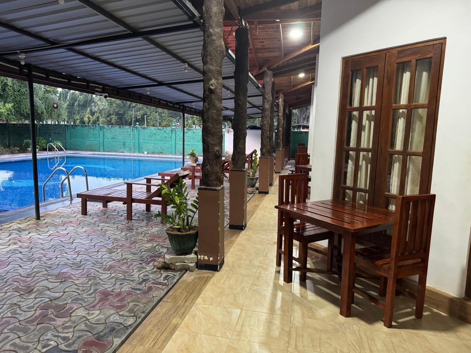 Paris Garden Resort Trikunamalaja Zewnętrze zdjęcie